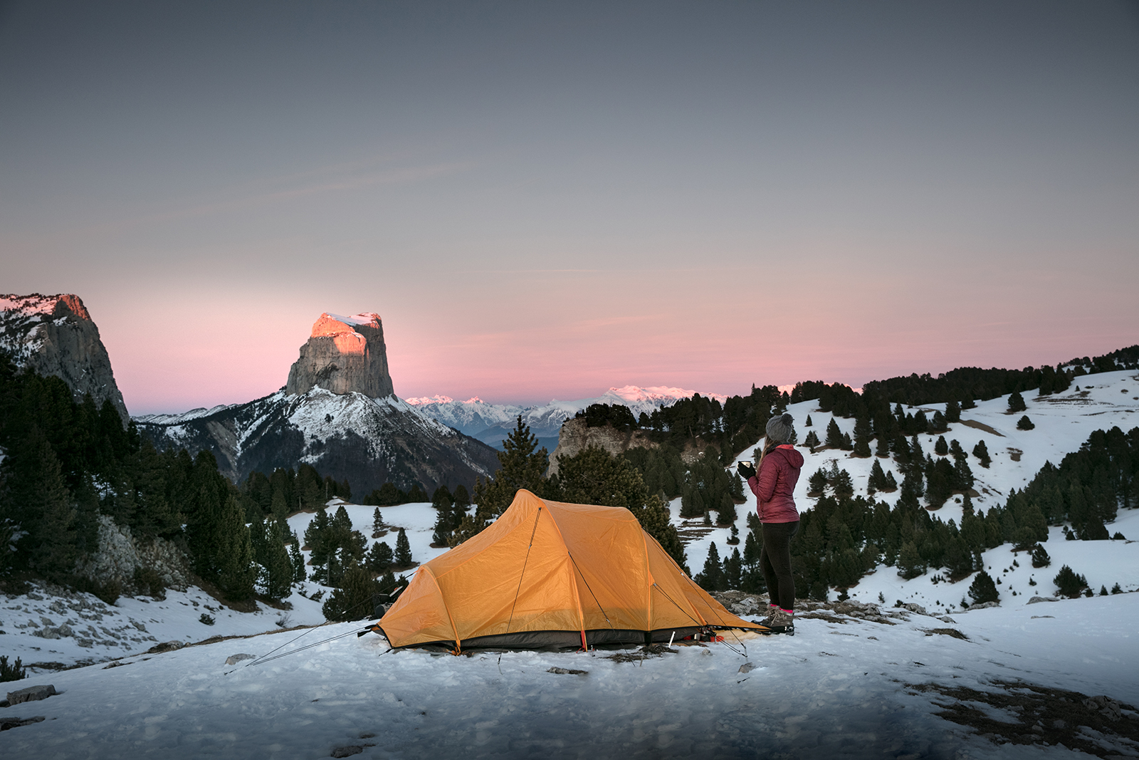 deux personnes face au couché du soleil